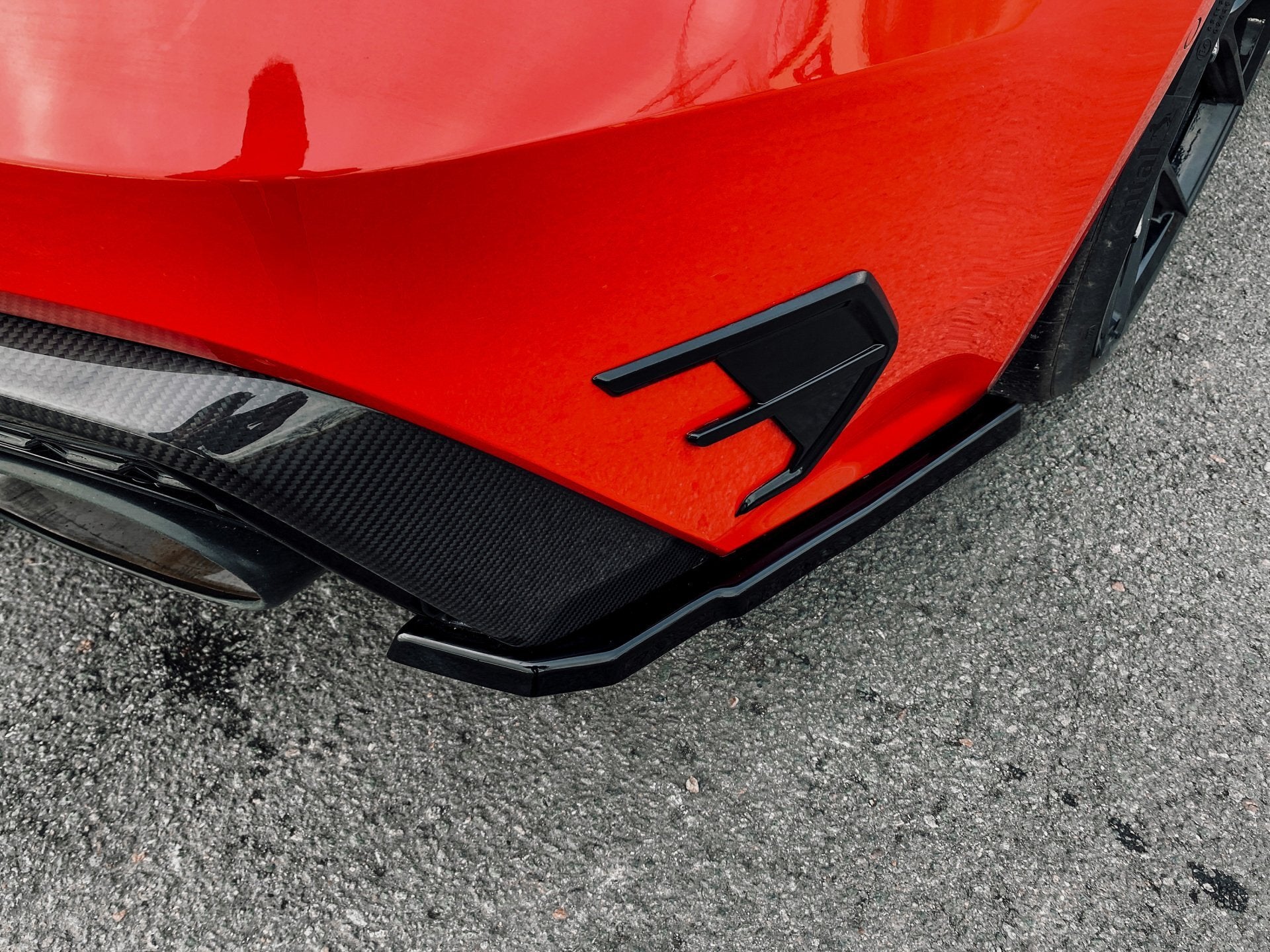 Seitenteile für den Heckansatz des Audi RS7 8C 4K von Ingo Noak Tuning, schwarze Carbonschicht, aerodynamisches Design