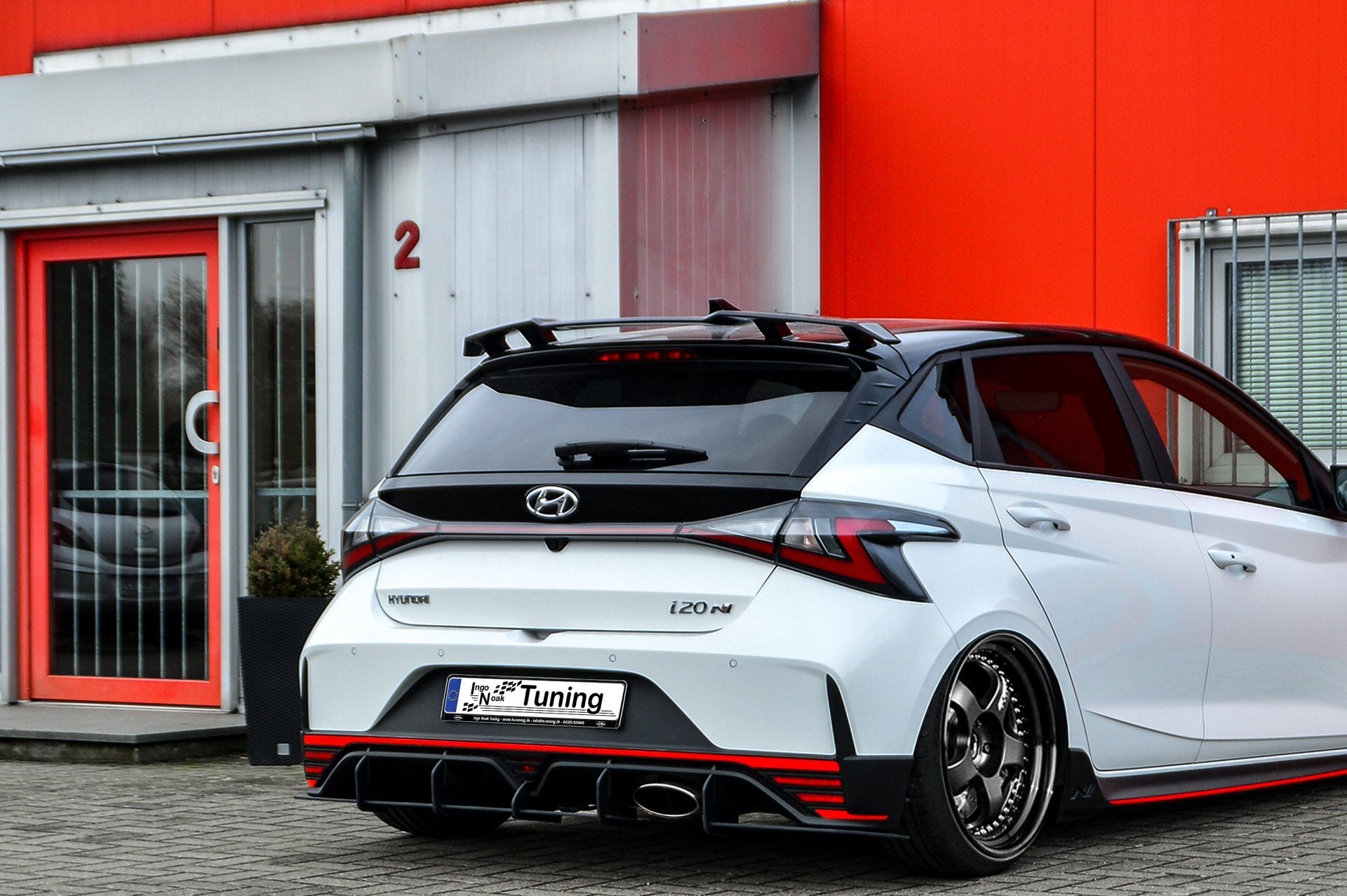 Racing-Heckansatz für Hyundai I20N Performance, schwarzes Tuning-Teil, aus hochwertigem Kunststoff, sichtbar an einem sportlichen Auto
