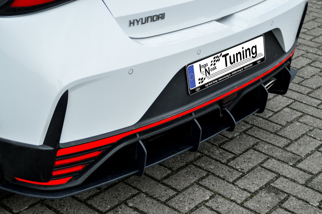 Racing Heckansatz für Hyundai I20N Performance, schwarzer Tuning-Ansatz aus Carbon, sichtbar im Bild.
