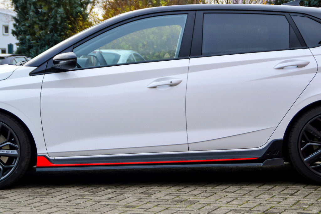 Seitenschweller mit Wing hinten für Hyundai I20N Performance, Ingo Noak Tuning, schwarze Carbon-Optik, sportliches Design