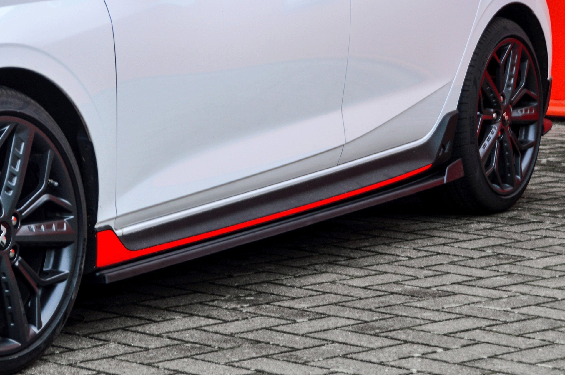 Seitenschweller mit Wing für Hyundai I20N Performance, Ingo Noak Tuning, schwarze Karosserieoptik, sportliches Design