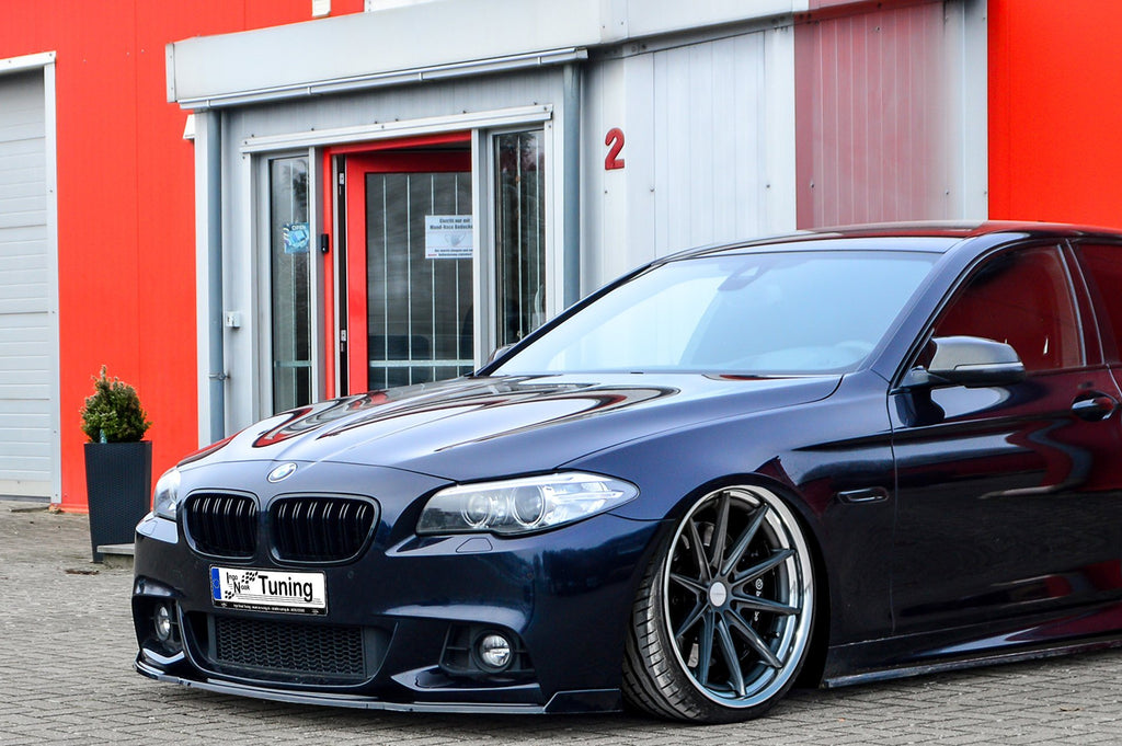 Frontspoilerlippe mit Wing für BMW 5er F10 F11 M-Paket, Ingo Noak Tuning, dunkle Farbe, sichtbar an Auto vorn unten