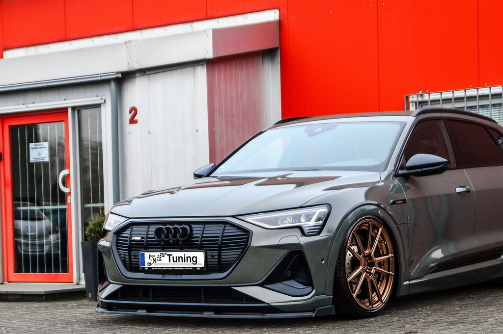 Frontspoilerlippe mit Wing für Audi E-Tron Quattro und Sportback, Ingo Noak Tuning, aerodynamisches Design, in Wagenfarbe.
