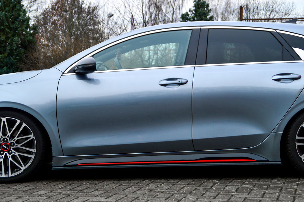 Seitenschweller für Proceed GT und GT-Line von Ingo Noak Tuning, schwarzes Kunststoffdesign, sichtbar an Auto.