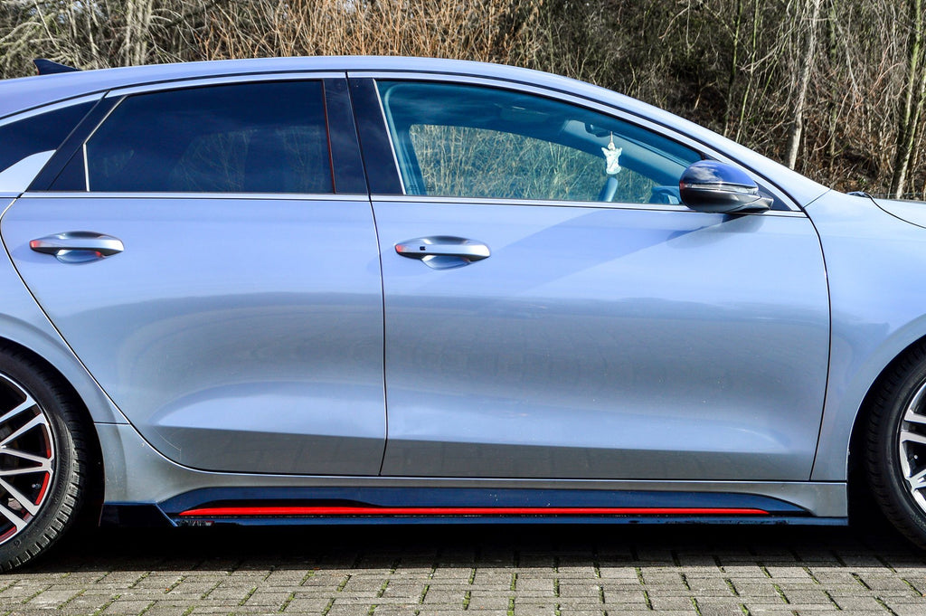 Seitenschweller mit Wing hinten für Kia Proceed GT und GT-Line ab 2018, Ingo Noak Tuning, sichtbar auf dem Fahrzeug.