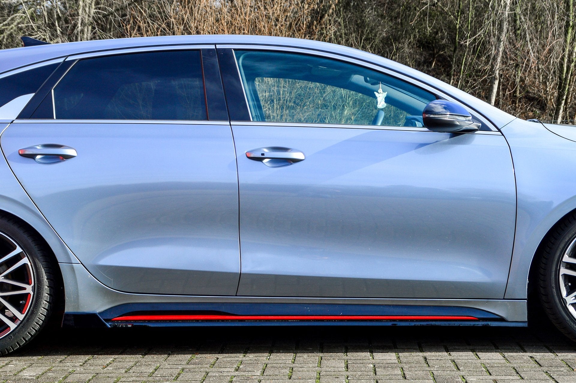 Seitenschweller mit Wing hinten für Kia Proceed GT und GT-Line ab 2018, Ingo Noak Tuning, sichtbar auf dem Fahrzeug.