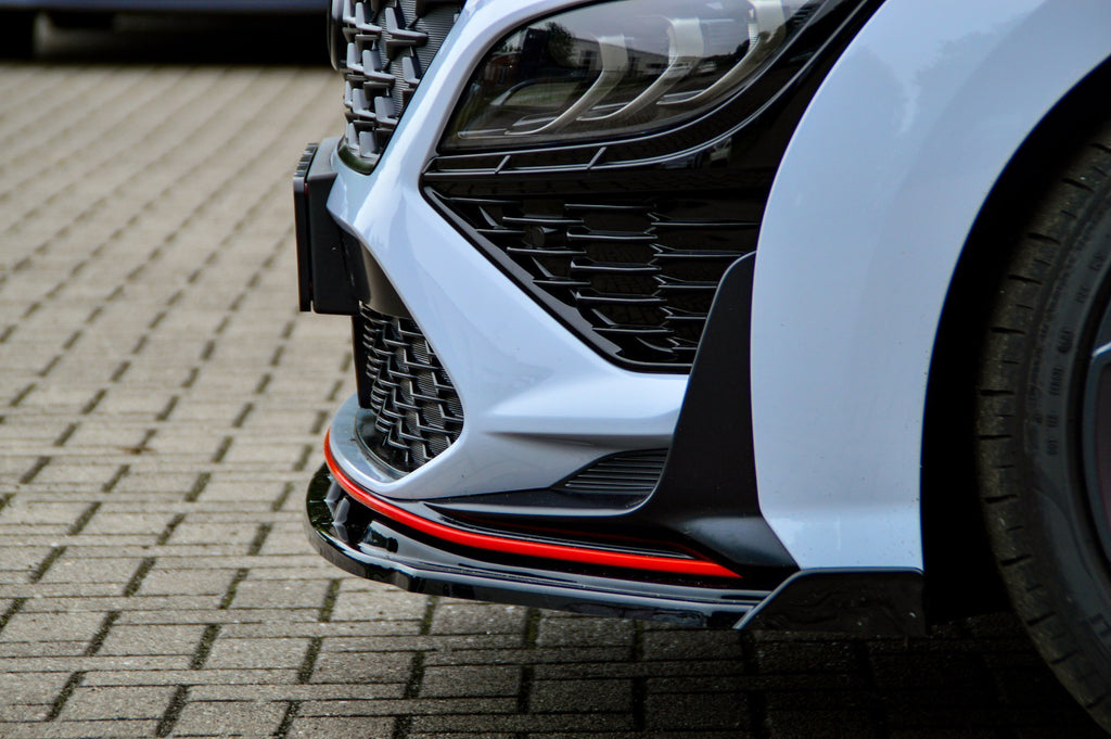 Frontspoilerlippe mit Wing für Hyundai Kona N und N-Line ab 2020, Ingo Noak Tuning, zeigt die aerodynamische Fahrzeugfront.