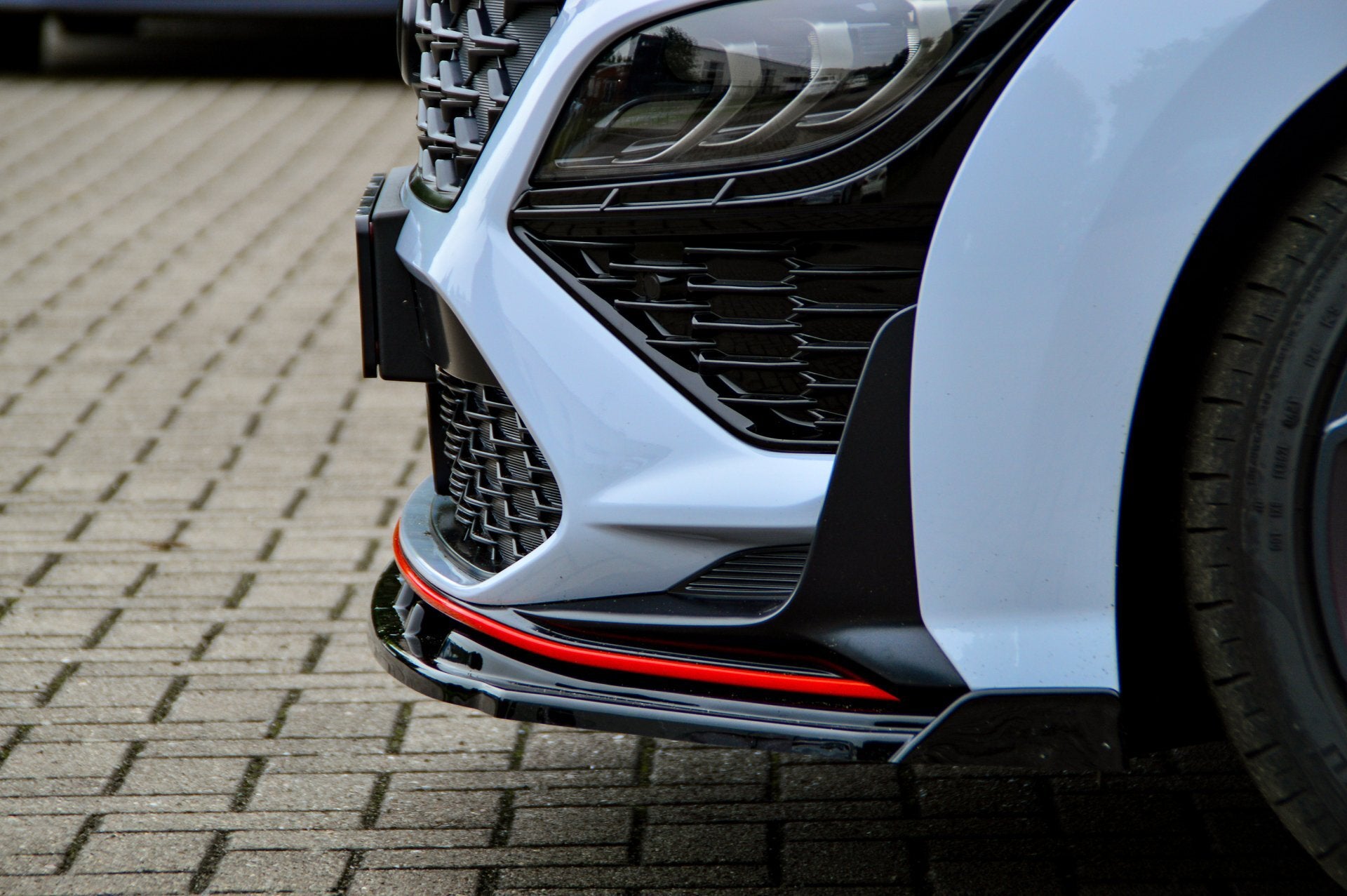 Frontspoilerlippe mit Wing für Hyundai Kona N und N-Line ab 2020, Ingo Noak Tuning, zeigt die aerodynamische Fahrzeugfront.