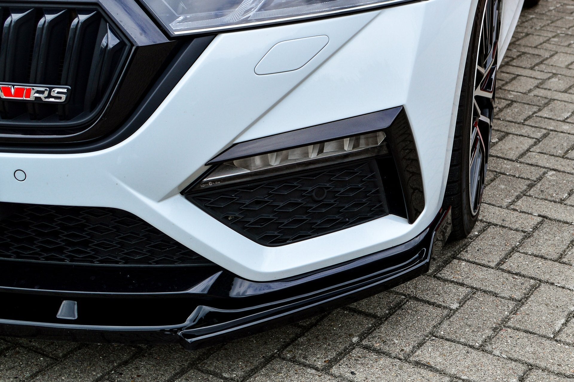 Cup Frontspoilerlippe mit Wings für Skoda Octavia RS NX ab Bj.2020-