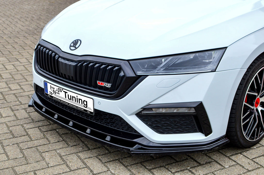 Frontspoilerlippe für Skoda Octavia RS NX ab 2020, Ingo Noak Tuning, aus Carbon, zeigt die aerodynamische Fahrzeugfront.