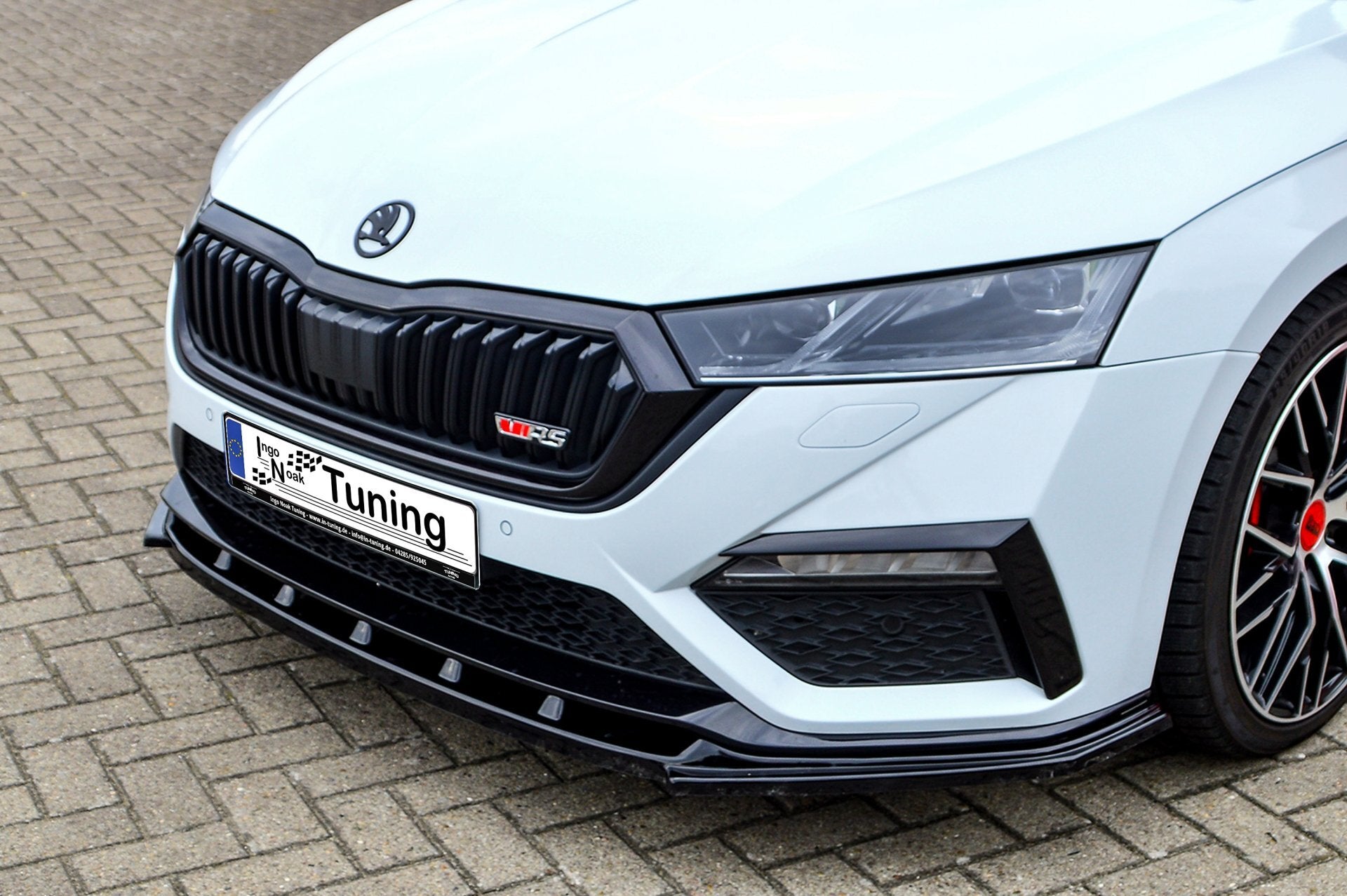 Frontspoilerlippe für Skoda Octavia RS NX ab 2020, Ingo Noak Tuning, aus Carbon, zeigt die aerodynamische Fahrzeugfront.