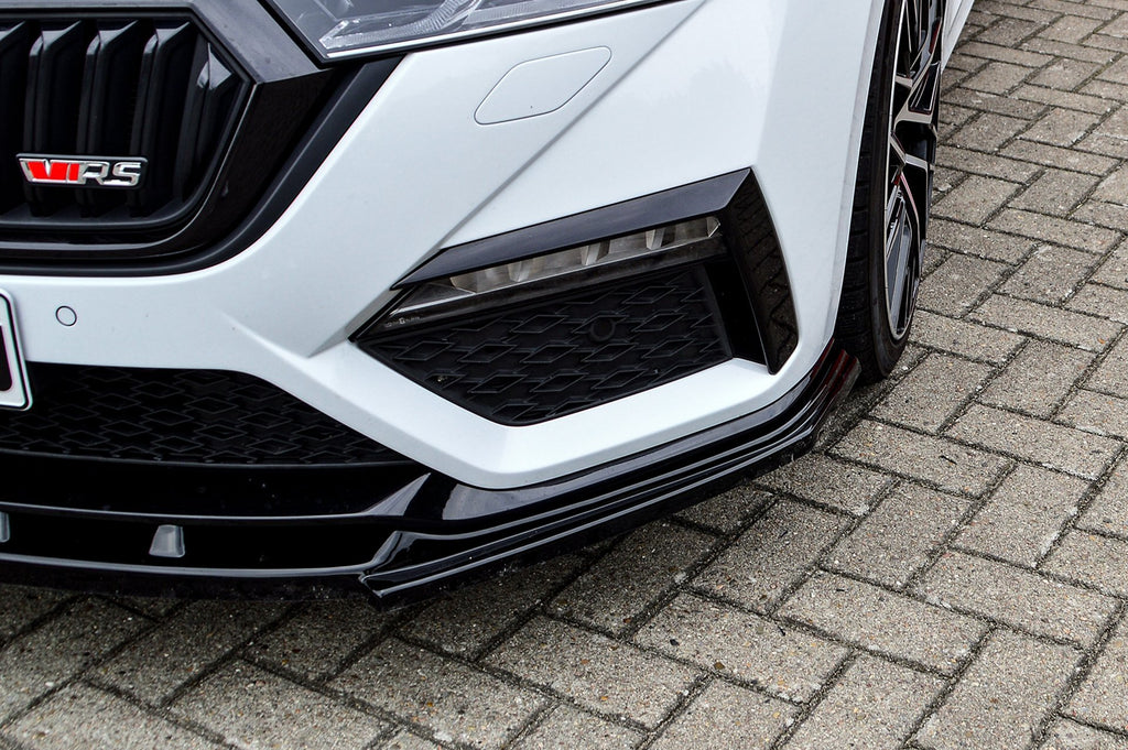 Frontspoilerlippe für Skoda Octavia RS NX ab 2020, Ingo Noak Tuning, zeigt die aerodynamische Fahrzeugfrontpartie.