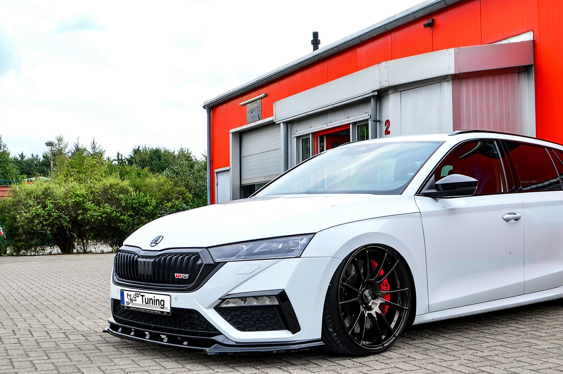 Frontspoilerlippe für Skoda Octavia RS NX ab 2020, Ingo Noak Tuning, zeigt die aerodynamische Fahrzeugfront.