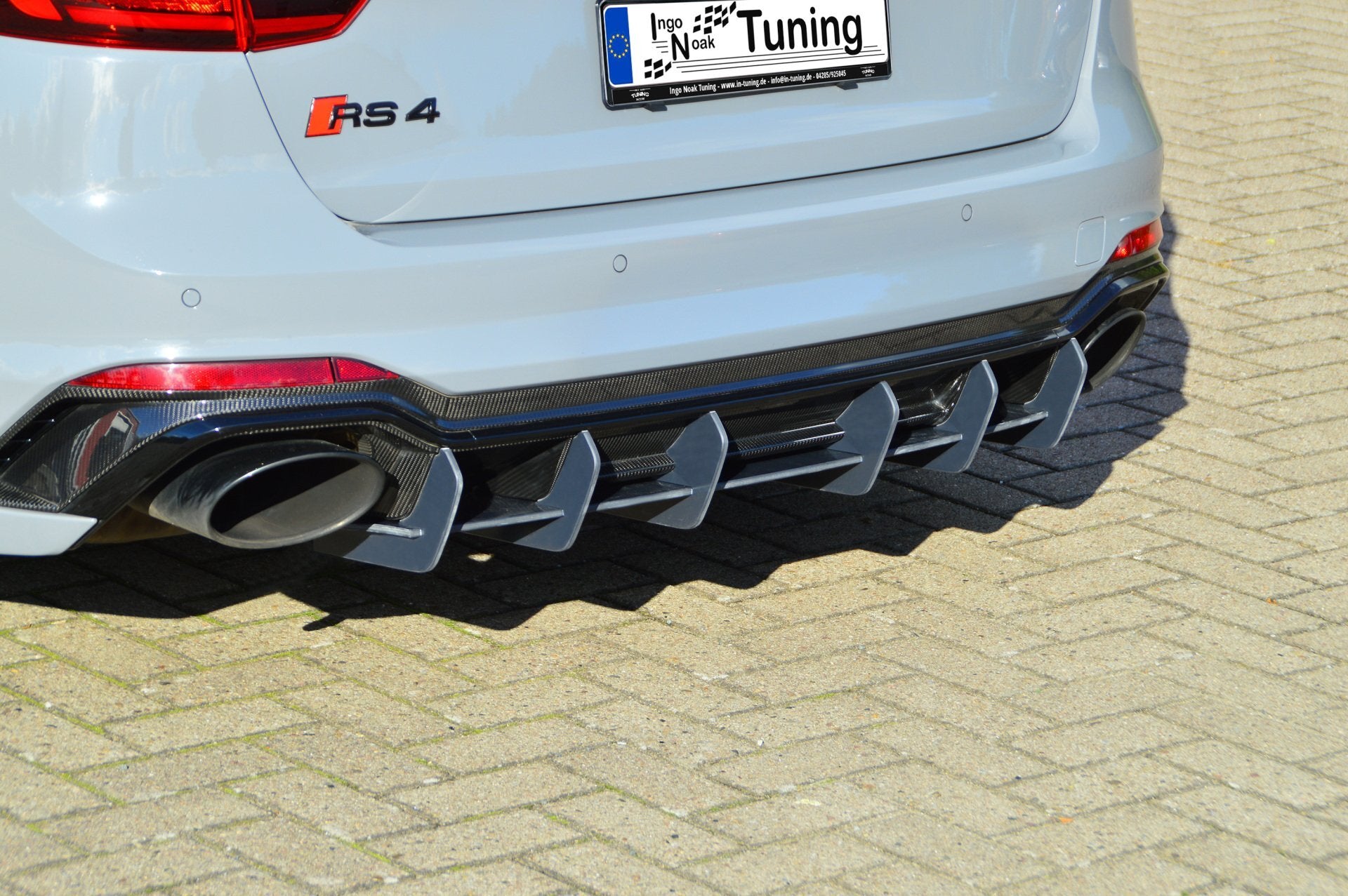 Gefräster ABS-Heckansatz für Audi RS4 B9 von Ingo Noak Tuning, detailreiche Oberfläche und stabile Passform sichtbar