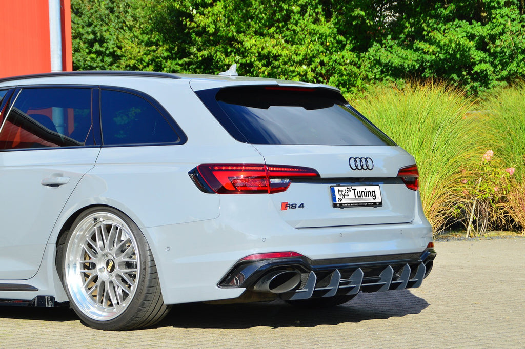 Gefräster ABS-Heckansatz für Audi RS4 B9 von Ingo Noak Tuning, zeigt detaillierte Oberfläche und passgenaue Montage.
