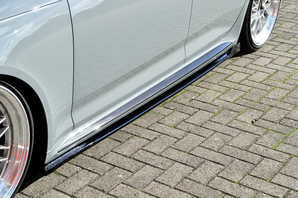 Seitenschweller mit Wing hinten für Audi RS4 B9, schwarzes Tuning-Teil von Ingo Noak Tuning, auf dem Fahrzeug montiert.