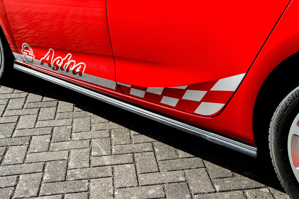 Seitenschweller für Opel Astra K von Ingo Noak Tuning, schwarze Kunststoffteile für sportliches Design.