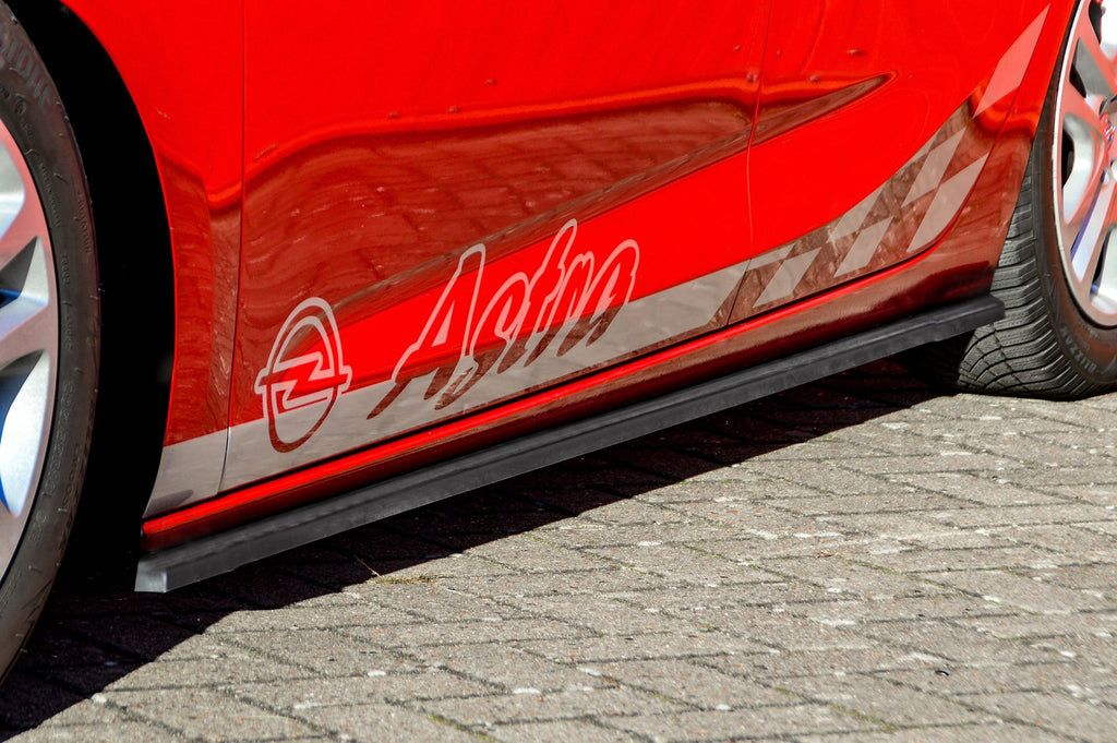 Seitenschweller für Opel Astra K von Ingo Noak Tuning, schwarzes Kunststoff-Design, montiert an beiden Seiten des Autos