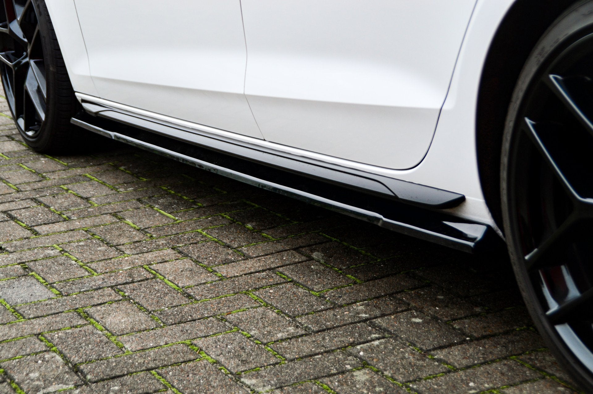 Seitenschweller hinten für Audi A4 S4 B9, Ingo Noak Tuning, in schwarzer Farbe, aus Kunststoff mit Edelstahl-Details