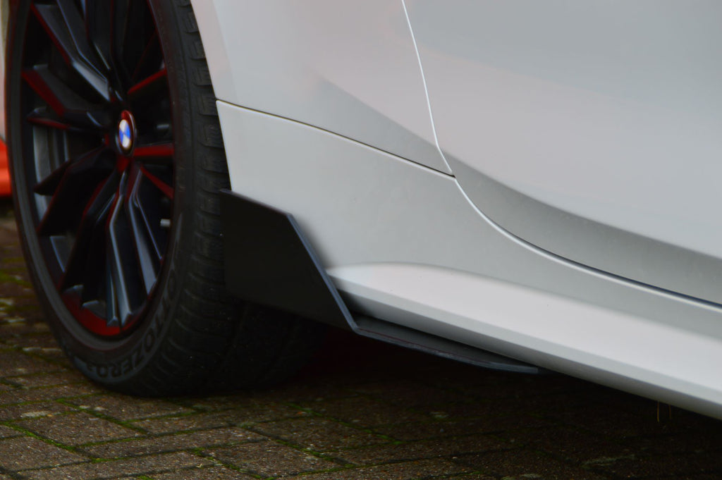 Gefräster Seitenschweller-Wing aus ABS für BMW 4er G22 G23 ohne M-Paket, Ingo Noak Tuning, zeigt den schwarzen Fahrzeugseitenschweller