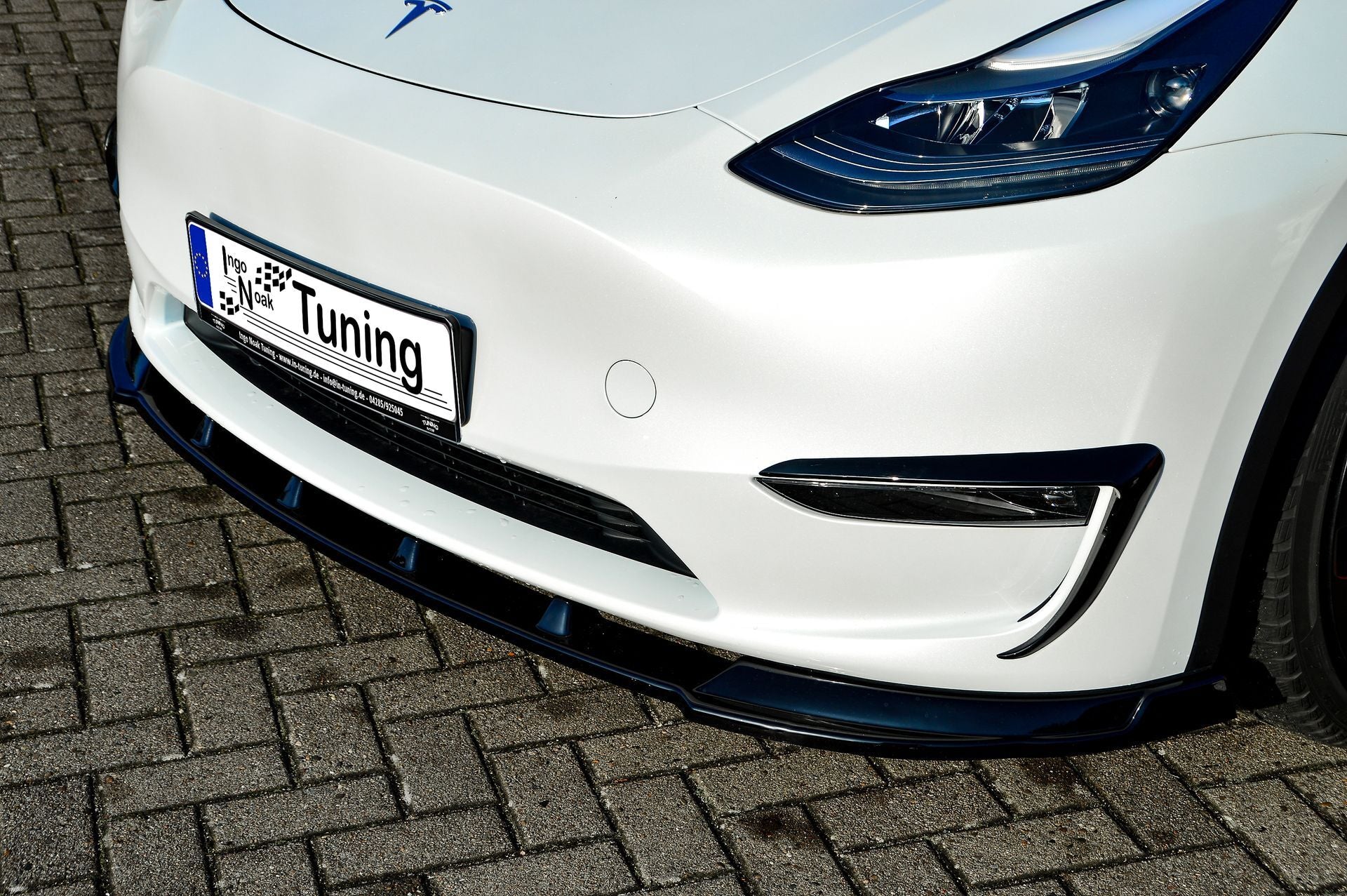 Frontspoilerlippe für Tesla Model Y ab 2020, Ingo Noak Tuning, aus robustem Material, sichtbar auf dem Fahrzeug montiert