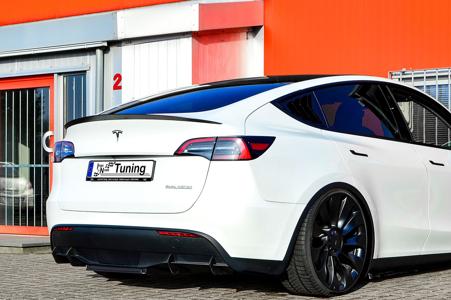 Gefräster Heckansatz mit 4 Finnen und ABS-Mittenteil für Tesla Model Y, Ingo Noak Tuning, Fahrzeuganpassung