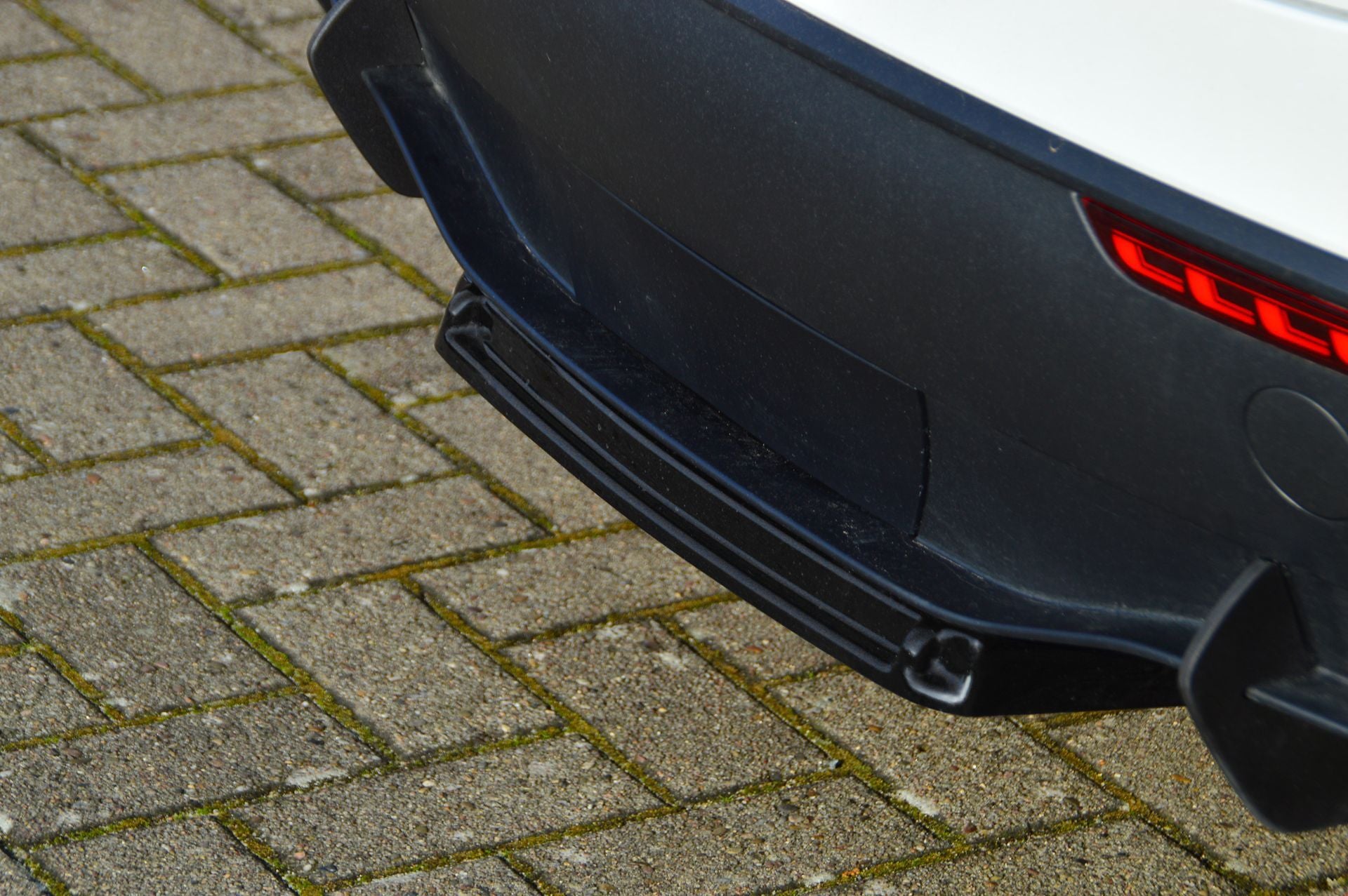 Gefräster Heckansatz mit 4 Finnen und ABS-Mittenteil für Tesla Model Y, Ingo Noak Tuning, sichtbare Fahrzeugteile
