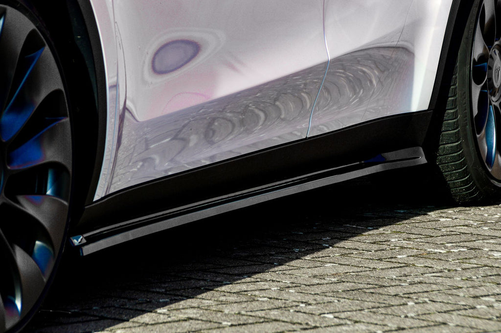 Seitenschweller für Tesla Model Y ab 2020, Ingo Noak Tuning, schwarze Kunststoffteile an den Fahrzeugseiten sichtbar