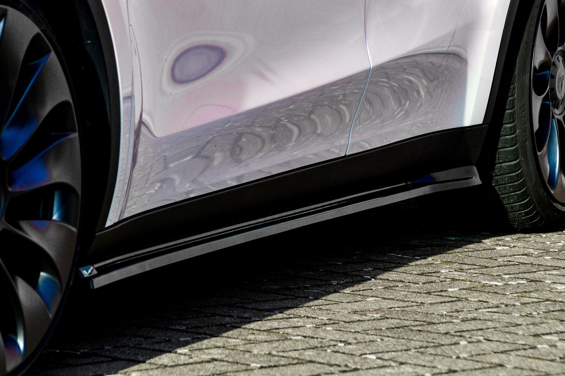 Seitenschweller für Tesla Model Y ab 2020, Ingo Noak Tuning, schwarze Kunststoffteile an den Fahrzeugseiten sichtbar