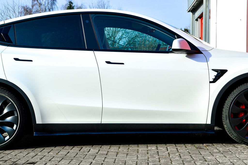 Seitenschweller für Tesla Model Y ab 2020, Ingo Noak Tuning, schwarze Karosserie-Teile, sichtbar an den Seiten des Fahrzeugs