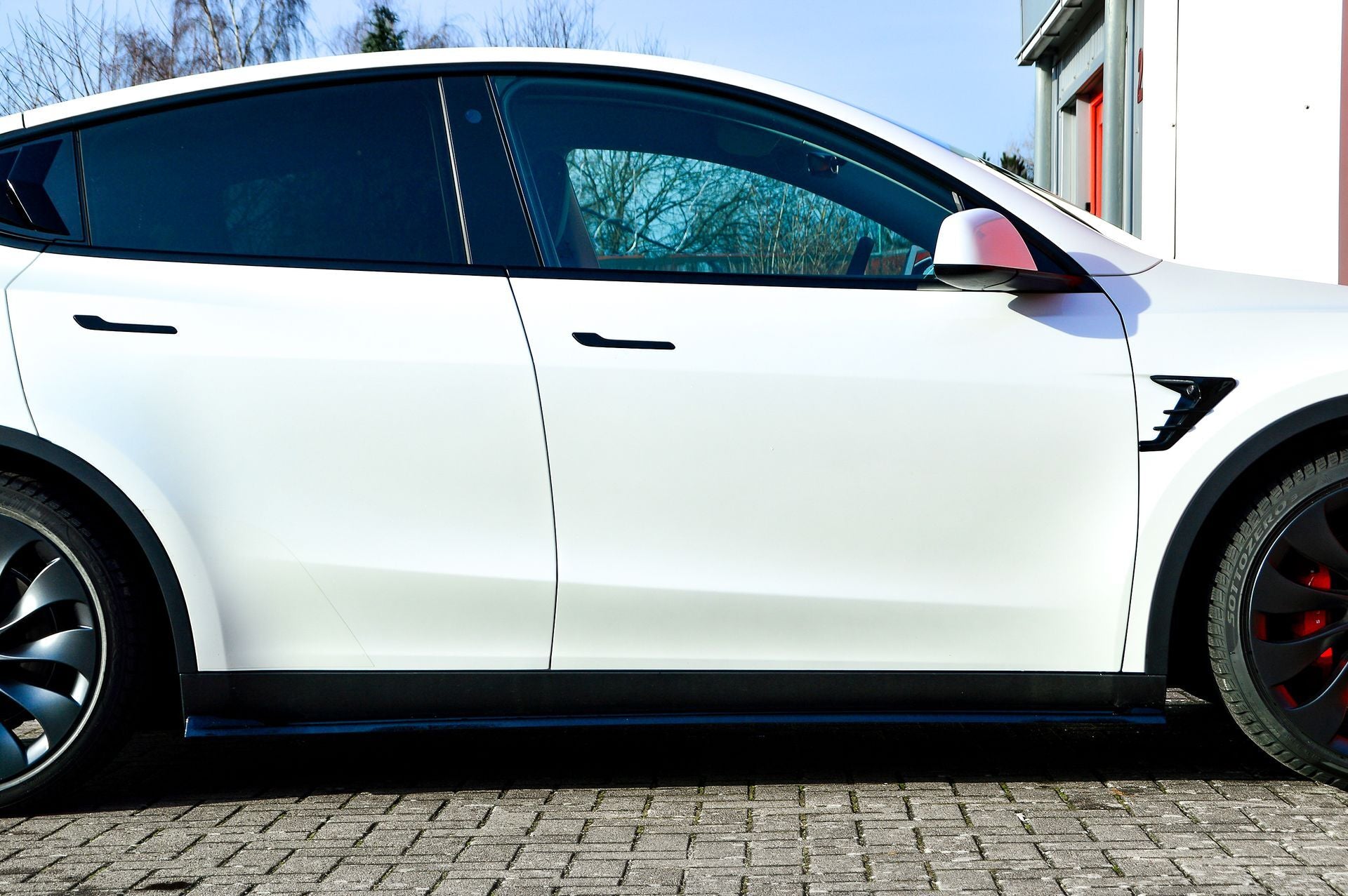 Seitenschweller für Tesla Model Y ab 2020, Ingo Noak Tuning, schwarze Karosserie-Teile, sichtbar an den Seiten des Fahrzeugs