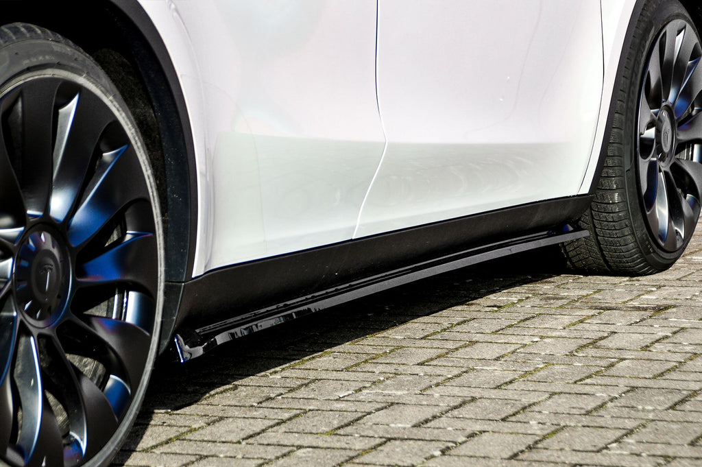 Seitenschweller für Tesla Model Y ab 2020, Ingo Noak Tuning, schwarze Kunststoffteile an den Fahrzeugseiten sichtbar