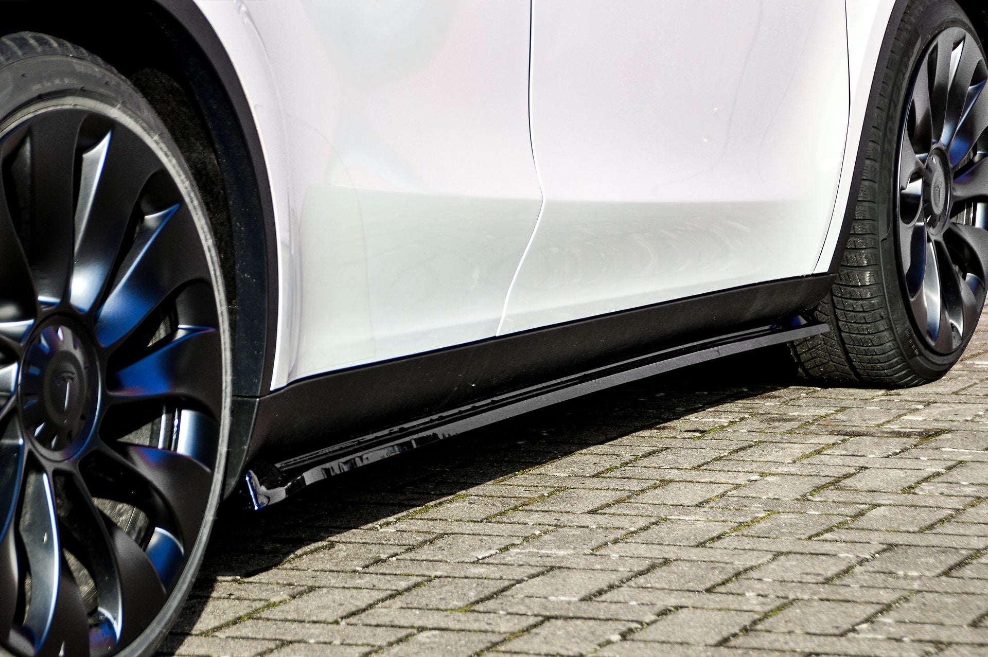 Seitenschweller für Tesla Model Y ab 2020, Ingo Noak Tuning, schwarze Kunststoffteile an den Fahrzeugseiten sichtbar