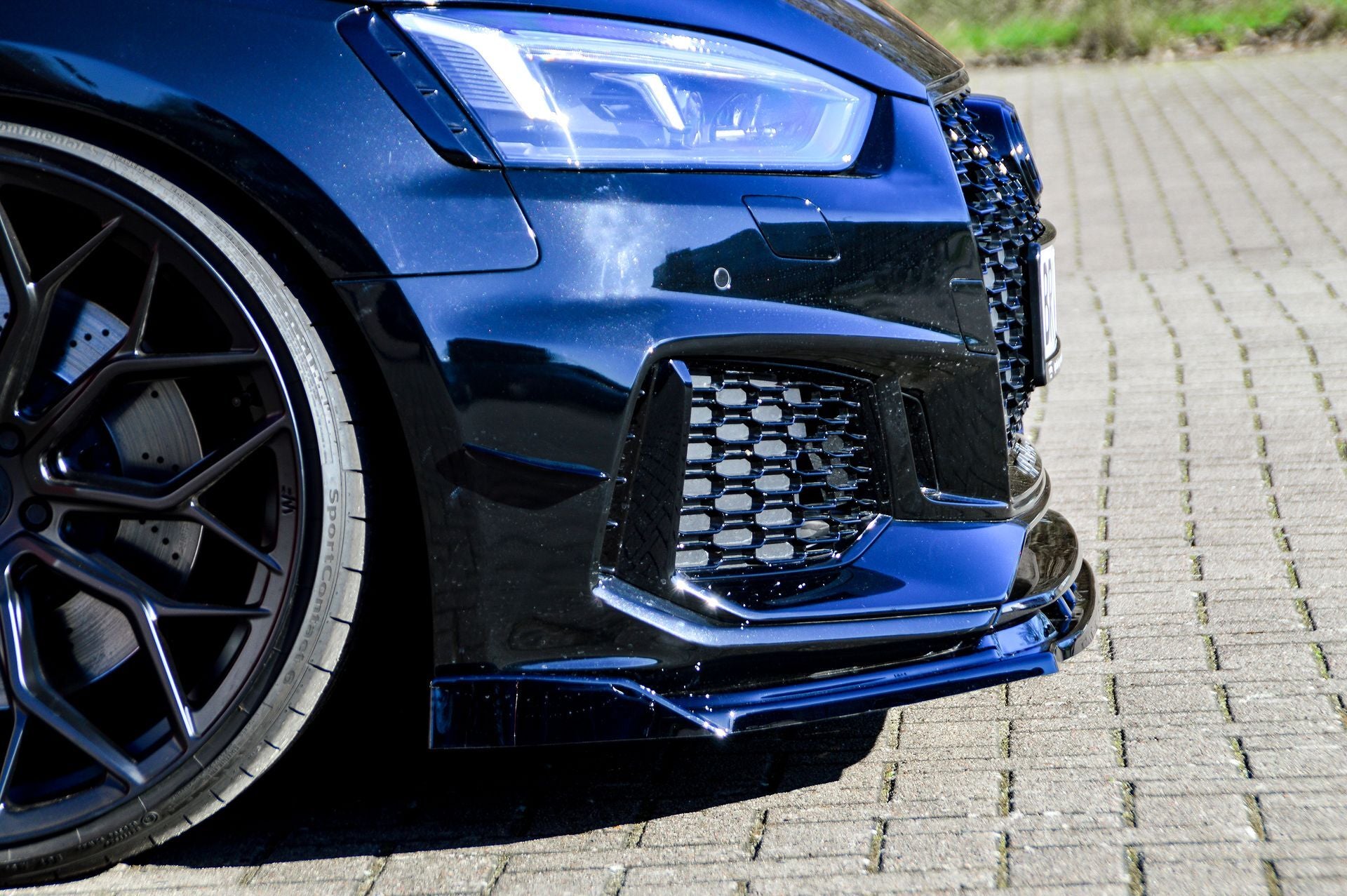 Frontspoilerlippe mit Wing für Audi RS5 F5 B9, schwarzes Tuning-Teil von Ingo Noak Tuning, zeigt die aerodynamische Fahrzeugfront