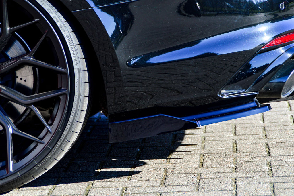 Seitenteile mit Wings für Audi RS5 B9 F5, Heckansatz, in hochwertigem Tuning-Design von Ingo Noak Tuning, auf Fahrzeugmontage.