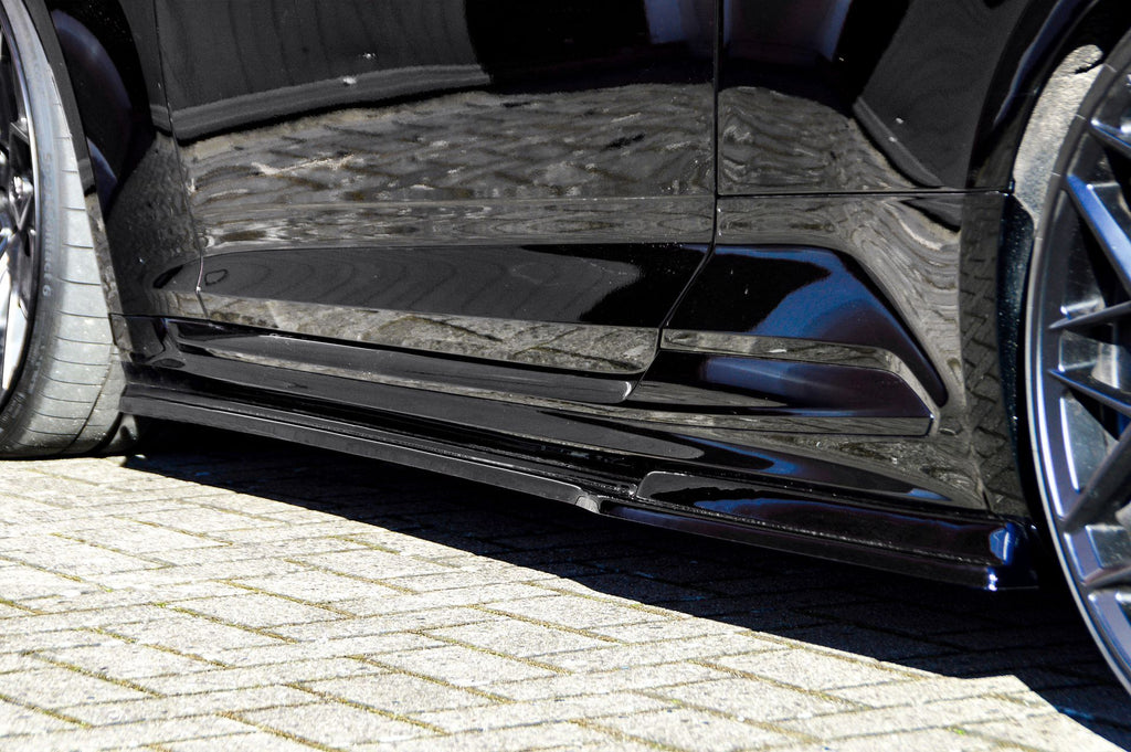 Seitenschweller für Audi RS5 B9 F5 von Ingo Noak Tuning, aus schwarzem Kunststoff, sichtbar an beiden Seiten des Fahrzeugs
