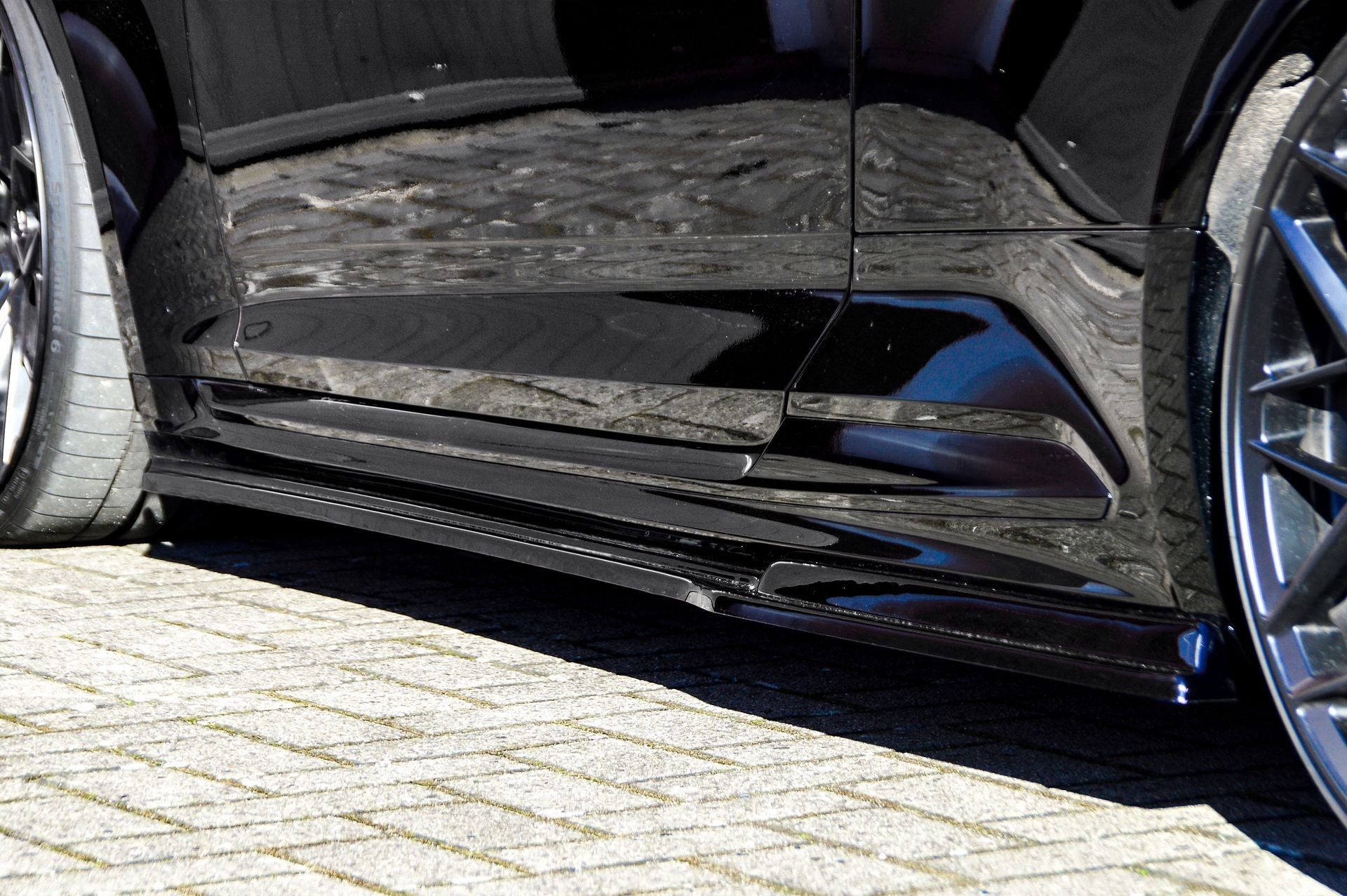 Seitenschweller für Audi RS5 B9 F5 von Ingo Noak Tuning, aus schwarzem Kunststoff, sichtbar an beiden Seiten des Fahrzeugs