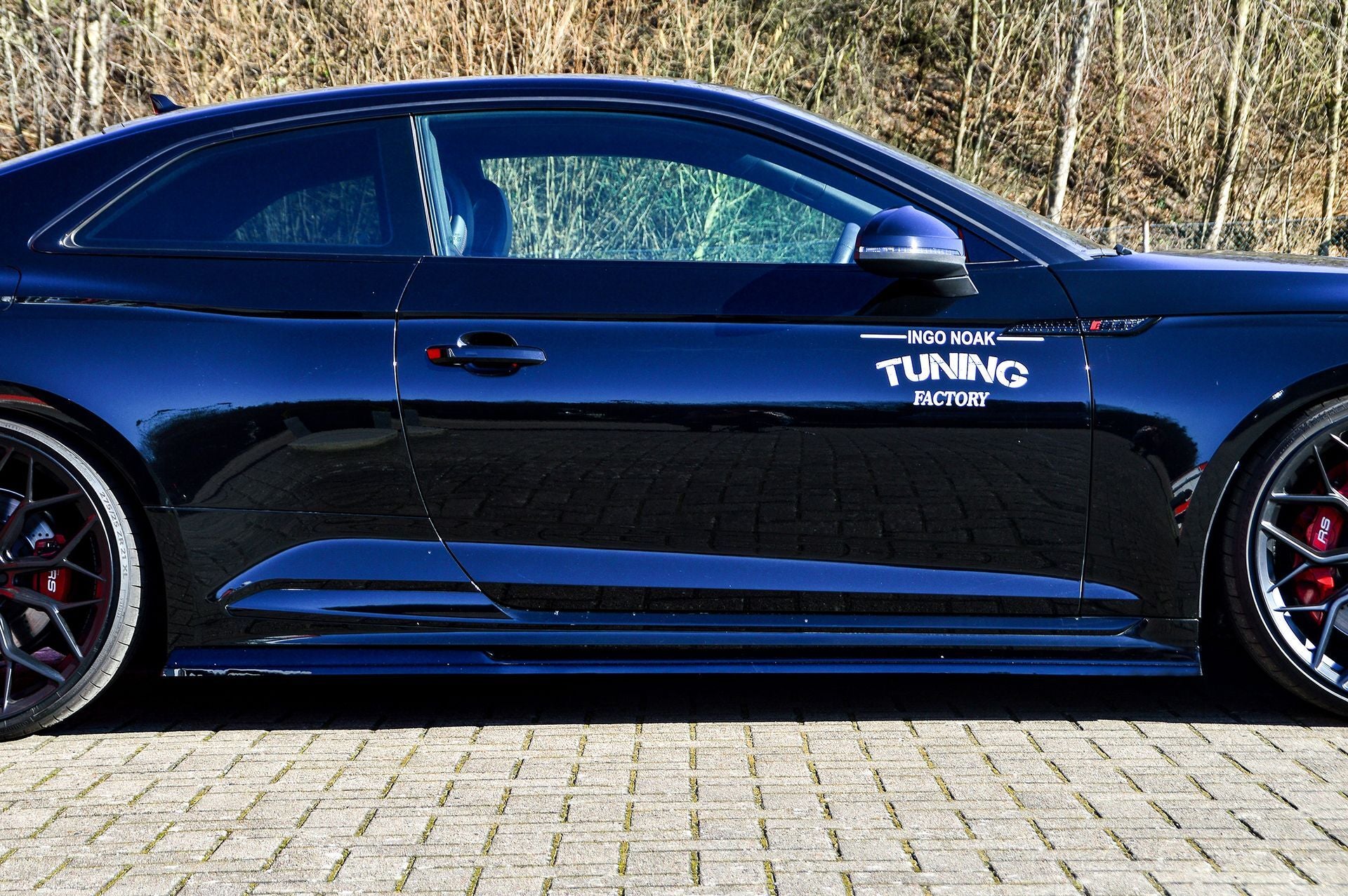 Seitenschweller für Audi RS5 B9 F5 von Ingo Noak Tuning, schwarze Carbonschale, sportliches Design, montiert am Fahrzeug