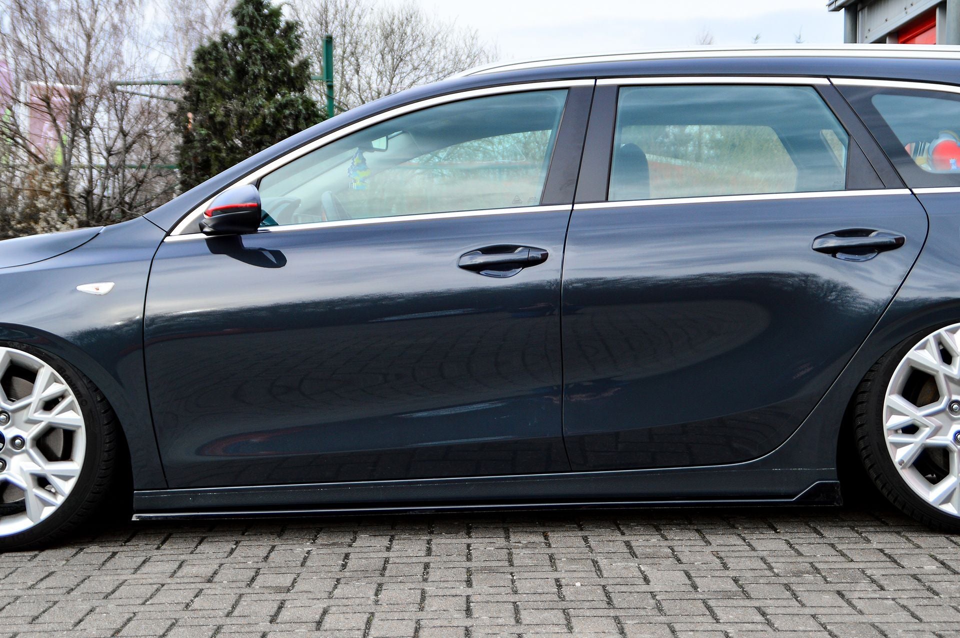 Seitenschweller mit Wing hinten für Kia Ceed GT ab 2021, Ingo Noak Tuning, schwarzes Kunststoff-Design, für sportlichen Look