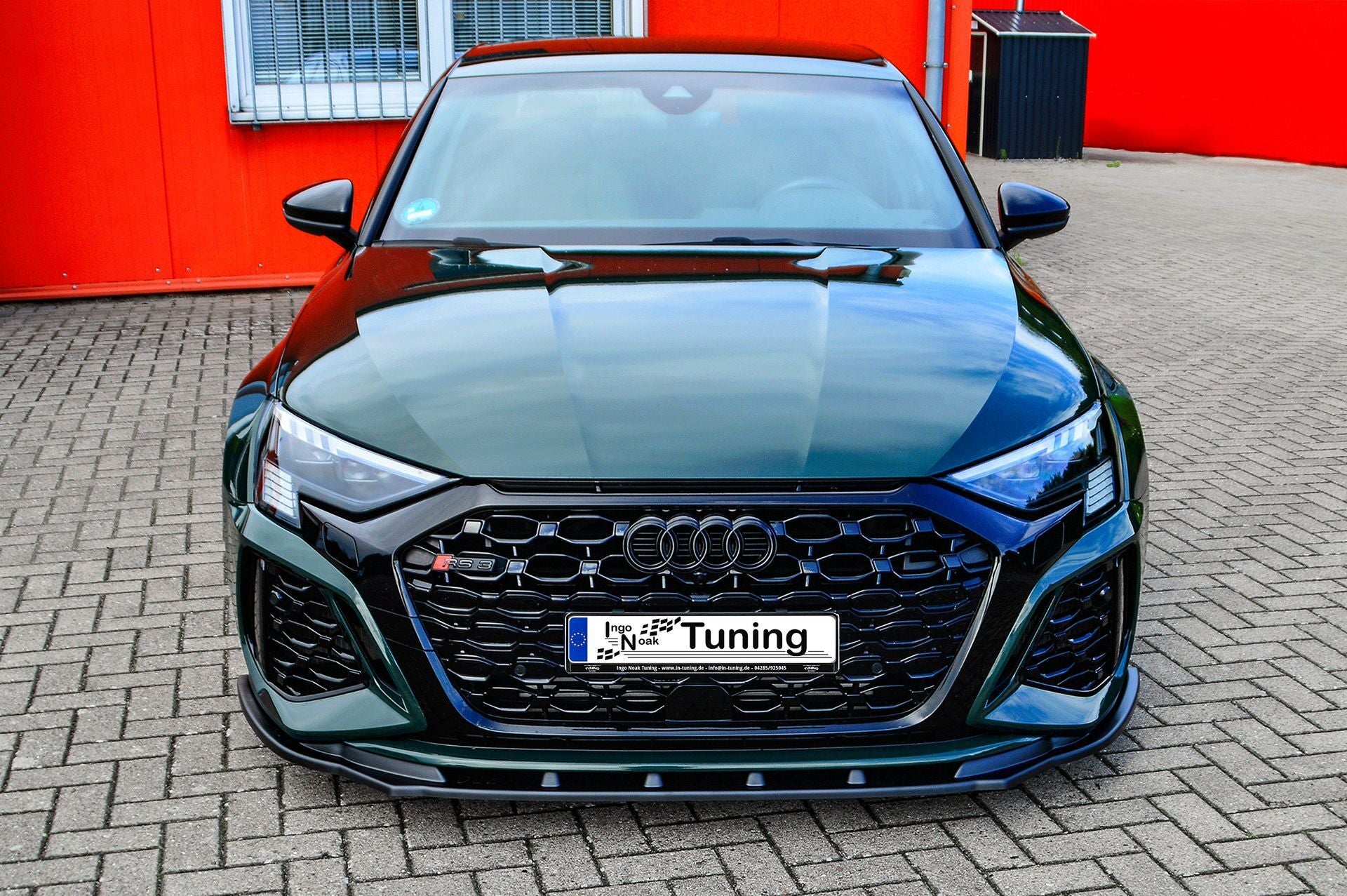 Frontspoilerlippe für Audi RS3 8Y, Tuning-Teil von Ingo Noak Tuning, zeigt die aerodynamische Fahrzeugfront.