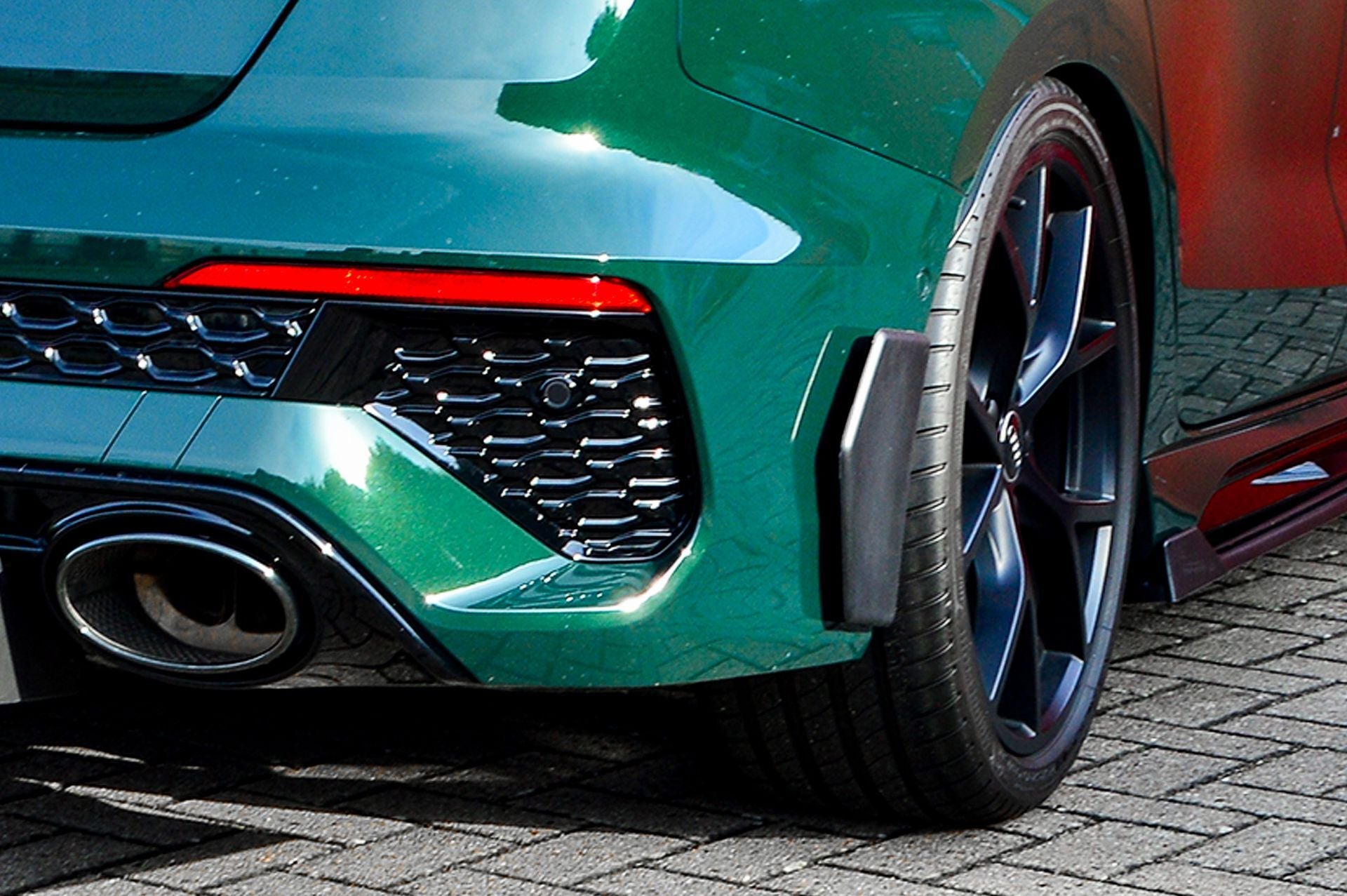 Hintere Seiten Flaps Flicks aus ABS Kunststoff für Audi RS3 8Y Limousine, Ingo Noak Tuning, im Blick auf das Auto.