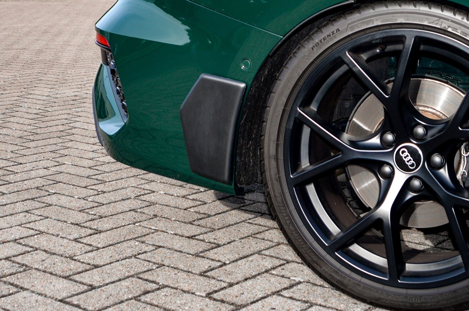 Hintere Seiten Flaps Flicks Satz aus ABS Kunststoff für Audi RS3 8Y Limousine, in schwarzem Design, von Ingo Noak Tuning