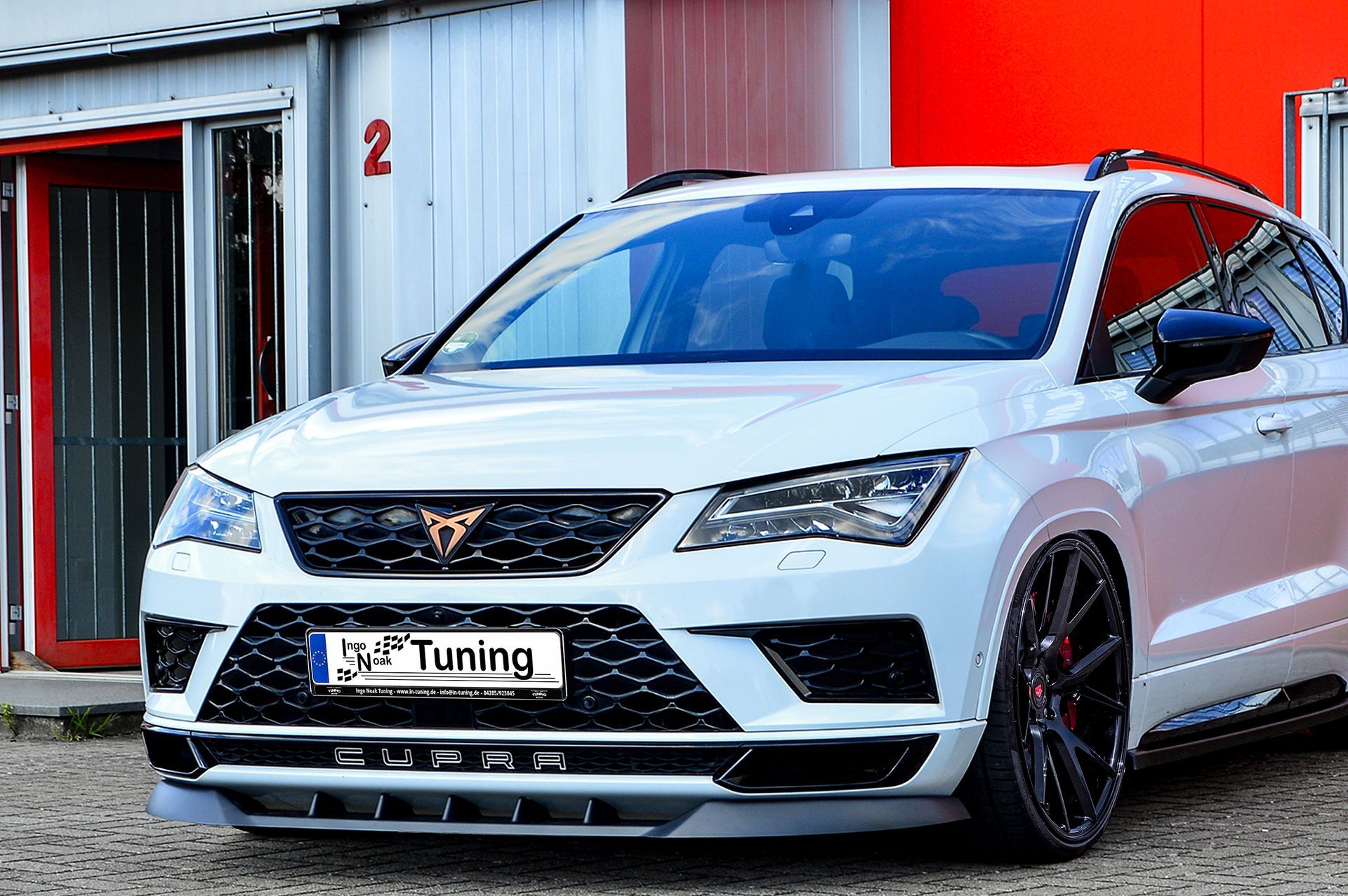 Frontspoilerlippe für Cupra Ateca 5FP, passend für Modelljahr 2018-2020, von Ingo Noak Tuning, sichtbar auf dem Fahrzeug.