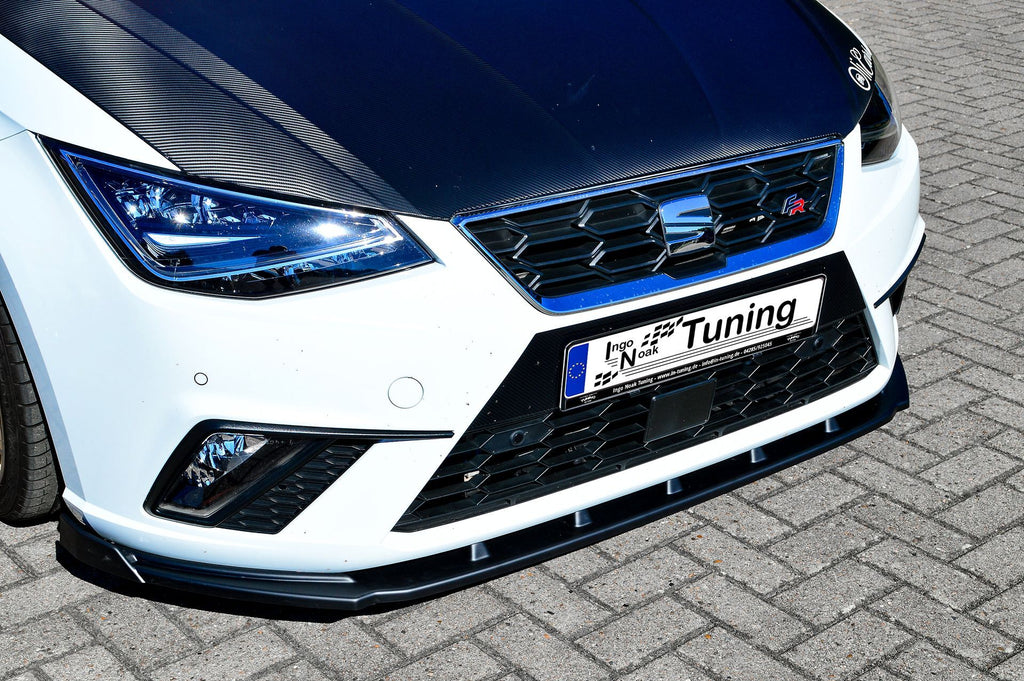 Vorderer Spoiler Cuplippe mit Wings für Seat Ibiza 6F KJ Vorfacelift, Ingo Noak Tuning, sichtbare Details und Design.
