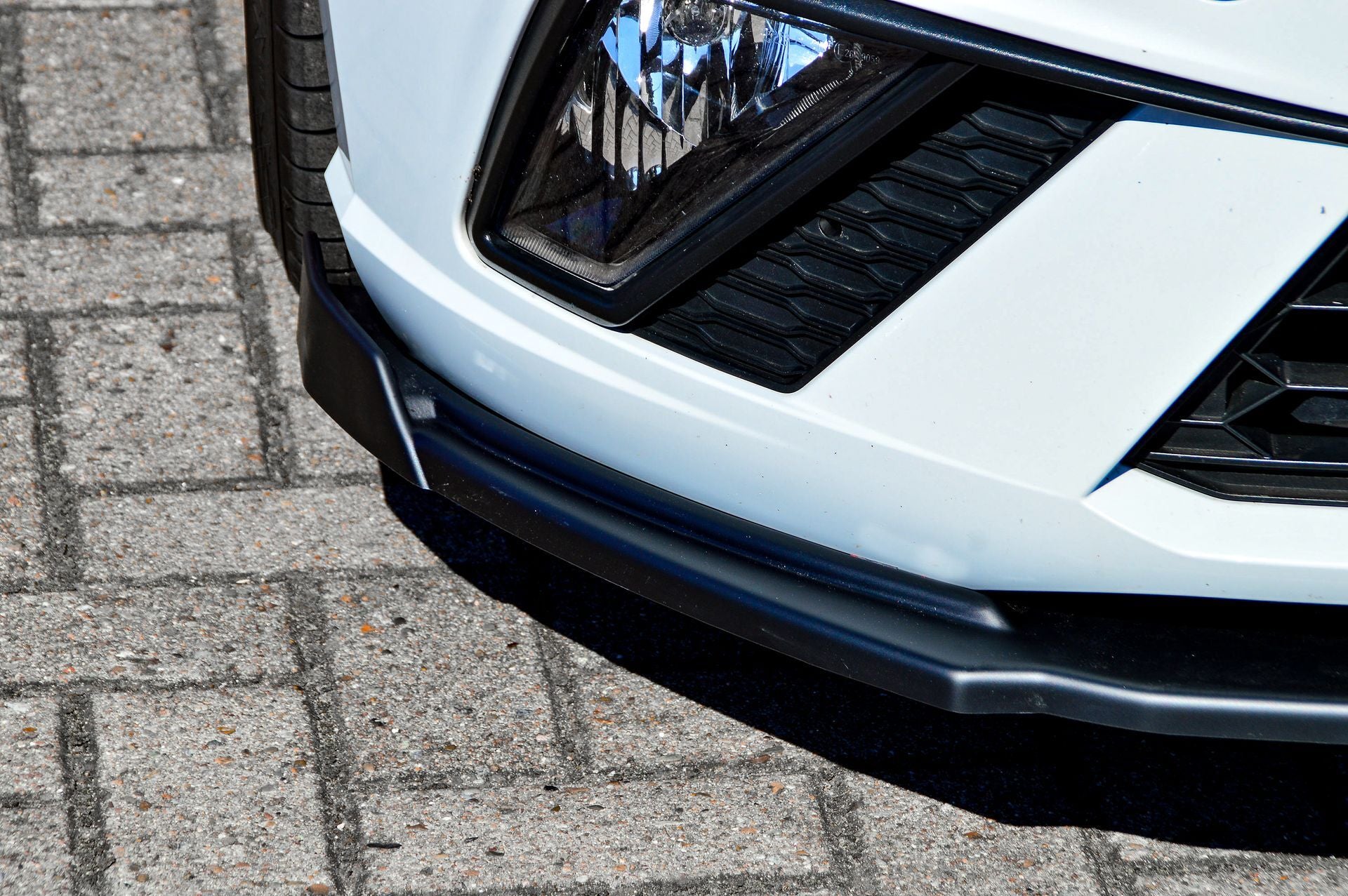 Frontspoiler Cuplippe mit Wings für Seat Ibiza 6F KJ Vorfacelift von Ingo Noak Tuning, zeigt die aerodynamische Frontpartie