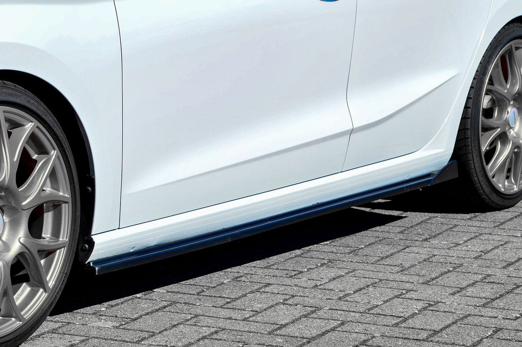 Seitenschweller mit Wings für Seat Ibiza 6F, Ingo Noak Tuning, schwarzes Fahrzeug mit aerodynamischem Design