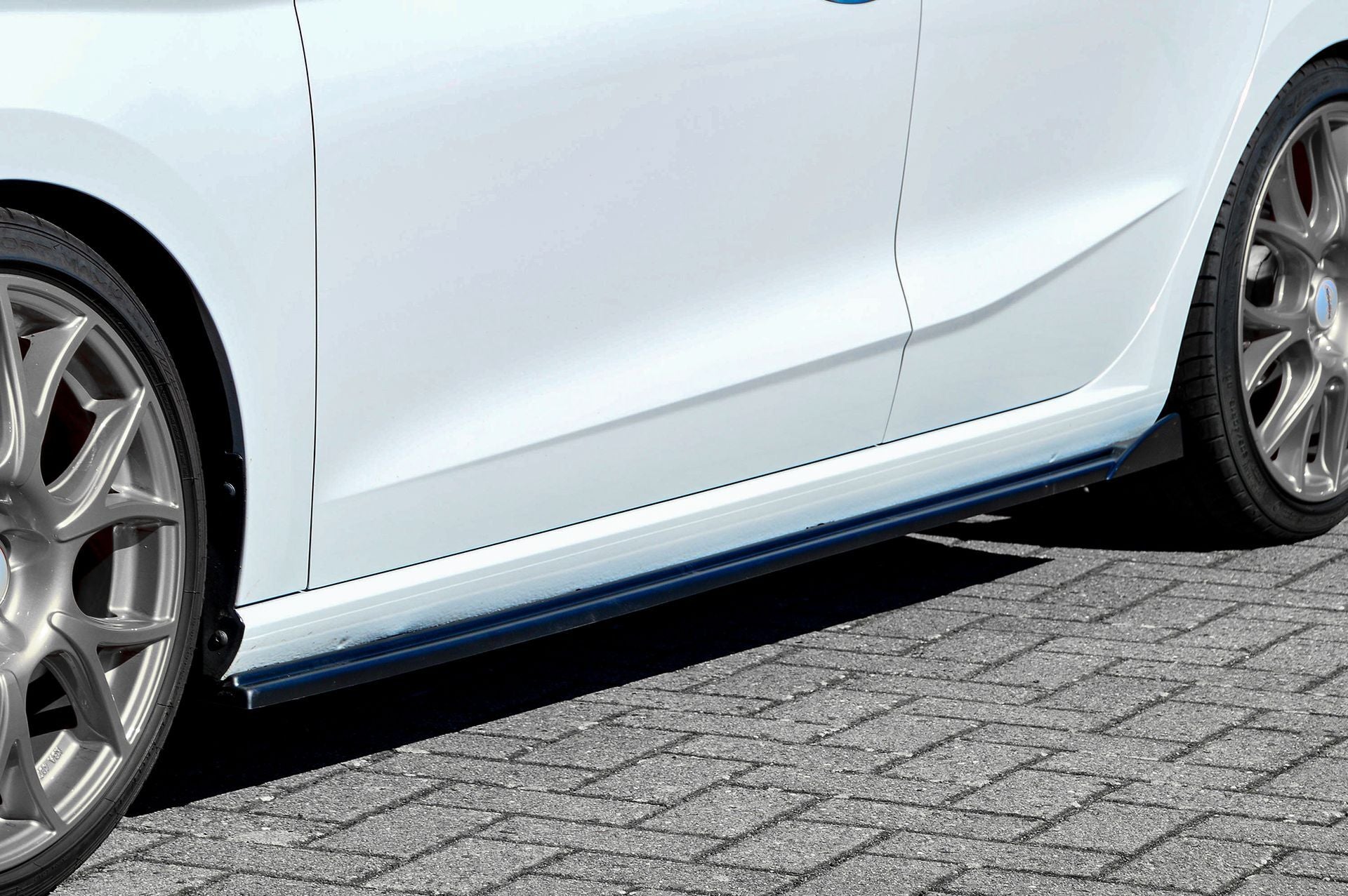 Seitenschweller mit Wings für Seat Ibiza 6F, Ingo Noak Tuning, schwarzes Fahrzeug mit aerodynamischem Design