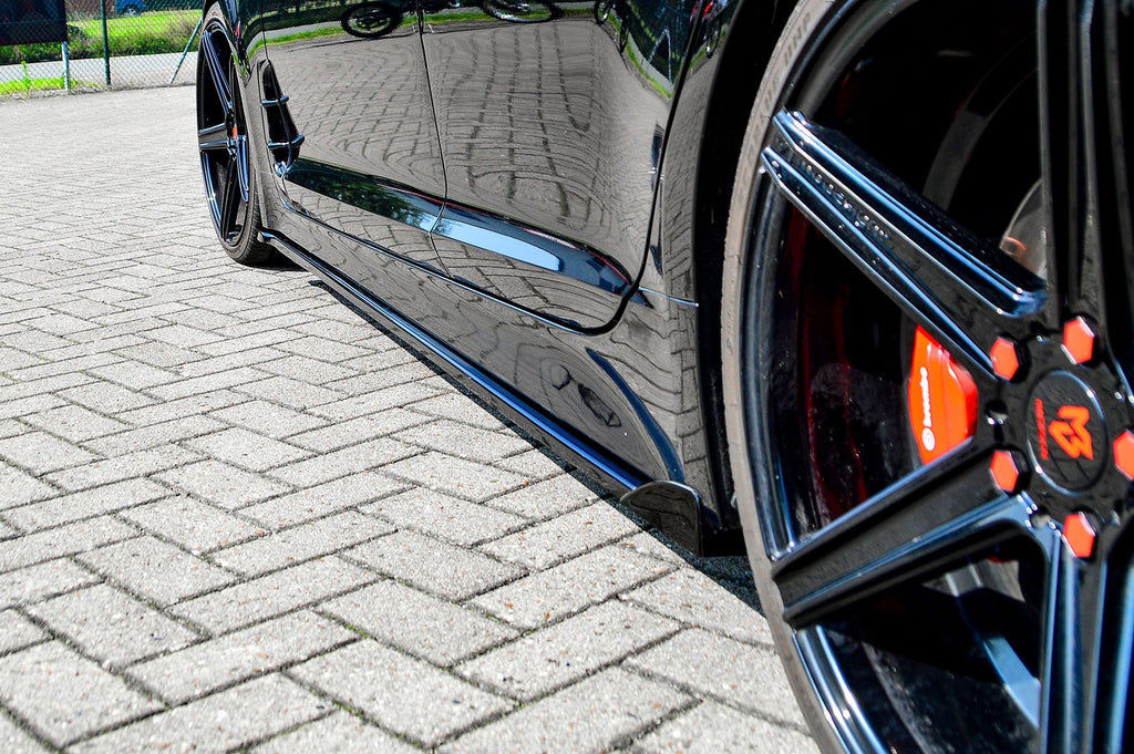 Seitenschweller mit Wings für Kia Stinger CK, Ingo Noak Tuning, schwarze Kunststoffteile, detailreiche Fahrzeugverkleidung