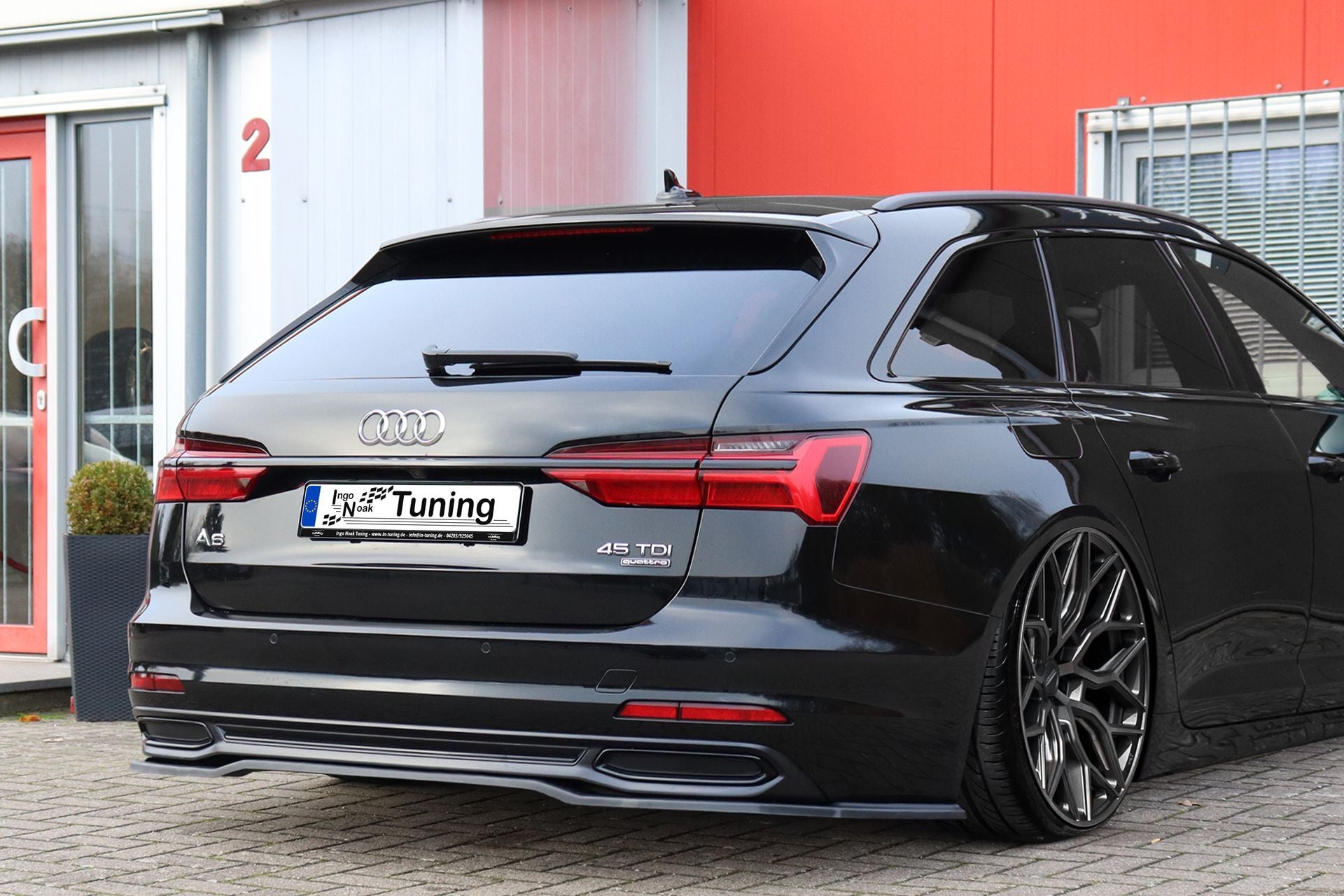 Heckspoilerlippe für Audi A6 4K C8 ab 2018-2023, Ingo Noak Tuning, zeigt die schwarze Tuning-Front mit aerodynamischem Design.