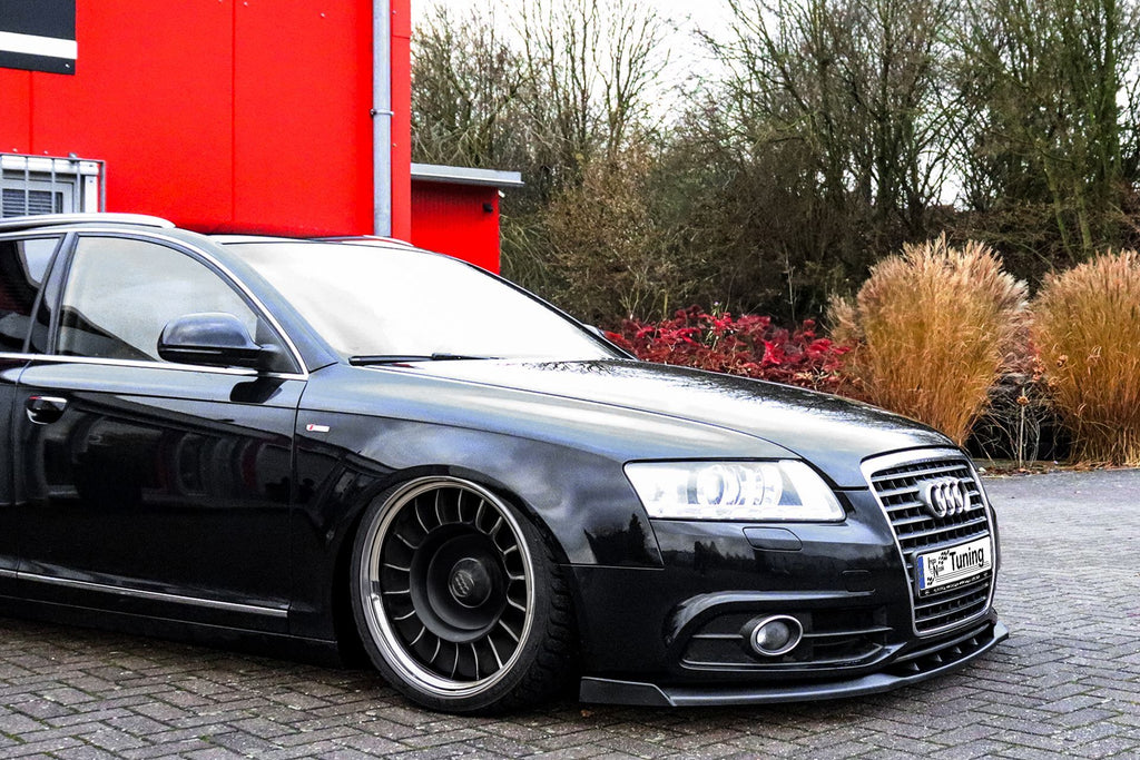 Abschlepperschwert Cuplippe mit Wings aus ABS für Audi A6 4F S-Line Facelift, schwarz, in Fahrzeugmontage.